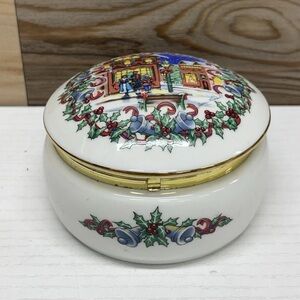 Vintage Heritage House, Melodies Of Christmas. Silver Bells. Fine Porcelain 1992